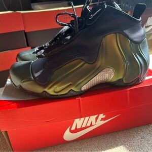 Air flightposite Men size 10 “ Metallic Gold”/ Green